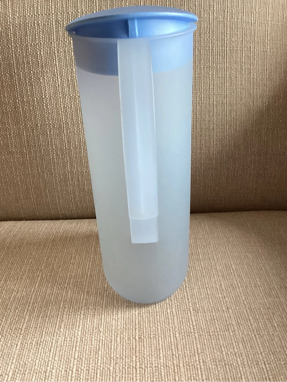 Tupperware pitcher Tupperware Pitcher 3333B Baby Blue Impressions Slim